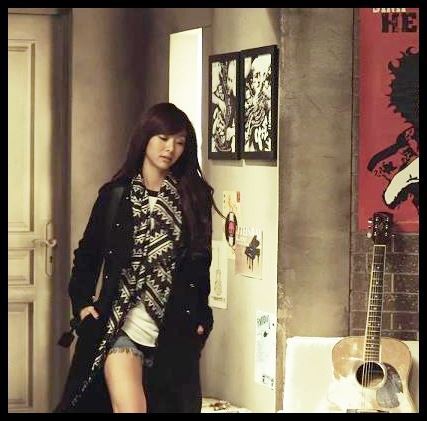 *intra* Hello.. (:| :( :-< *se pune pe canapea* Pff... ce soarta..:-< Nu`i nimeni? :-< - Xx Episodul-12 xX