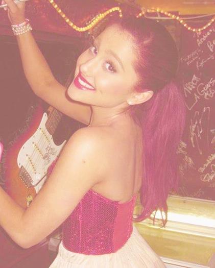 Ariana Grandee (149)