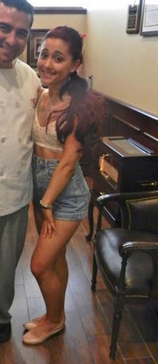 Ariana Grandee (36)