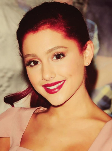 Ariana Grandee (214)