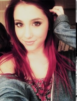 Ariana Grandee (44)
