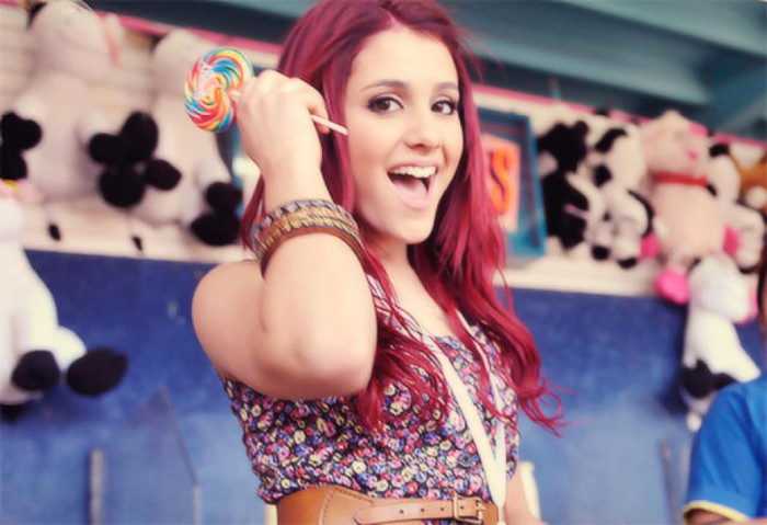 Ariana Grandee (60)
