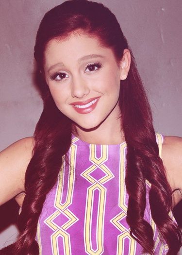 Ariana Grandee (260)