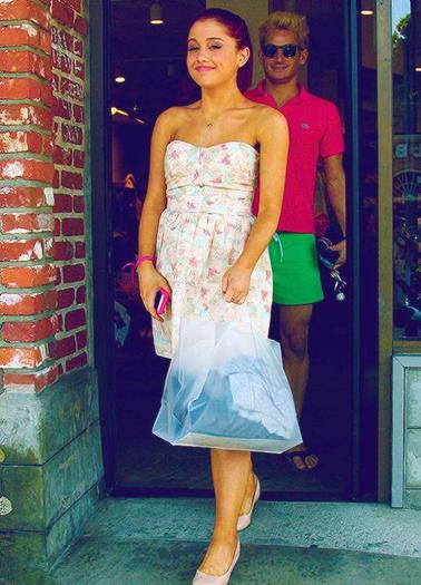 Ariana Grandee (255)