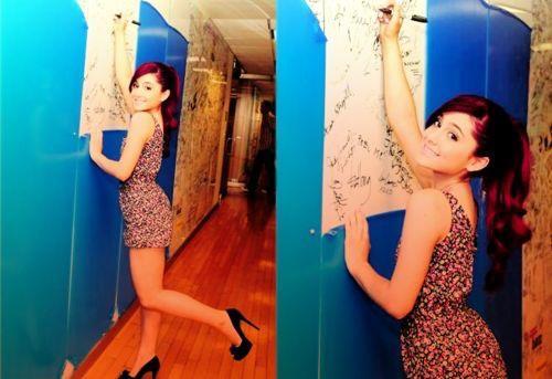 Ariana Grandee (52)