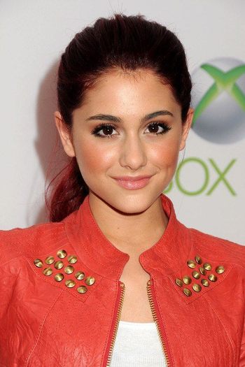 Ariana Grandee (76)