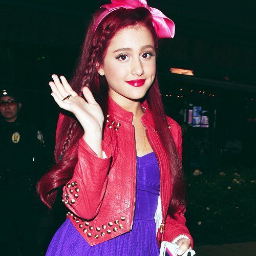Ariana Grandee (69)
