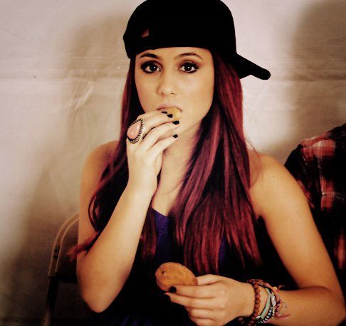 Ariana Grandee (45)