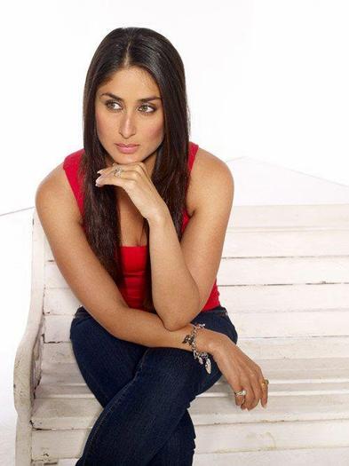 556377_279592998809315_299626993_n - Kareena Kapoor 3