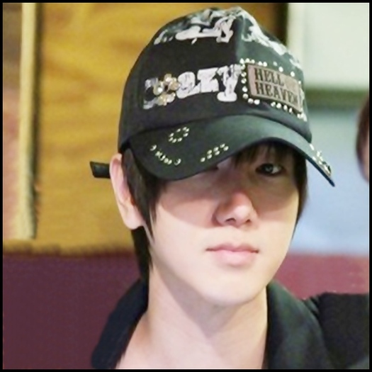 -Vrei sa te strangulez sau ce? :-w..cum s`o trezesti?..tu nu vezi ce frum doarme :X :o3