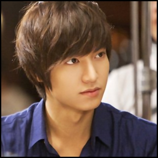 ~ Fetele de obicei..dorm frumos...chiar sunt curios...Sulli tu cum dormi? :-?