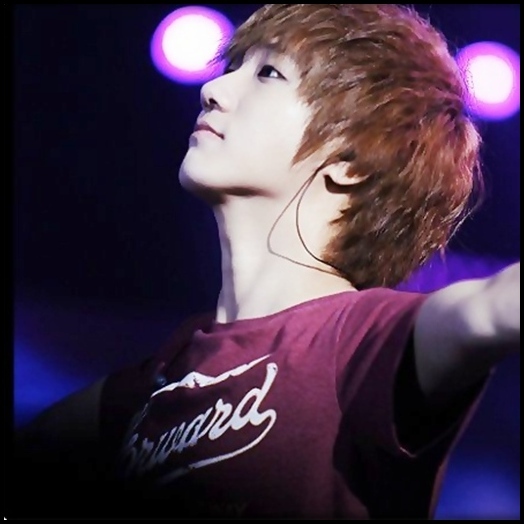 [ intra cu Hyuna in brate ]..Mom...ce mai doarme :o3..