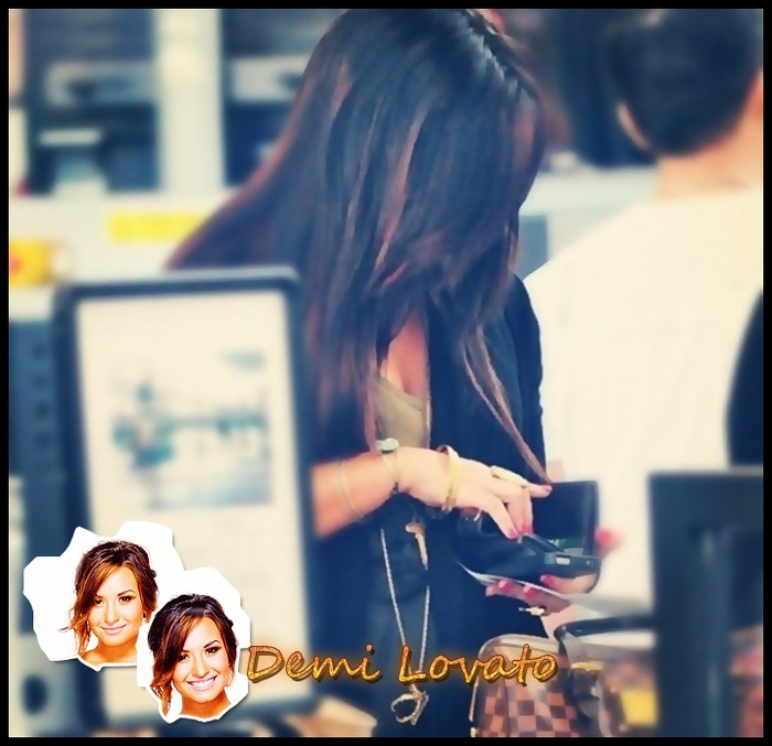 - Nu stiu, m-am gandit sa accept. Noi nu avem banii necesari pentru a plati toate astea.