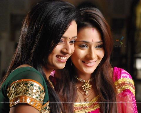 402932_365362016877943_891815654_n - sara khan18