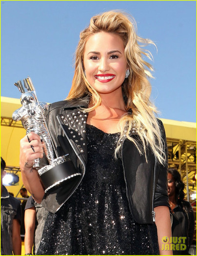 lovato-vmas-05 - Demi Lovato MTV PreShow VMA Performance 2012 Watch Now
