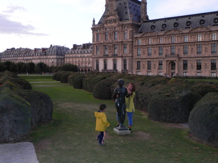 Prin gradinile Tuileries-Luvru - eu si copiii