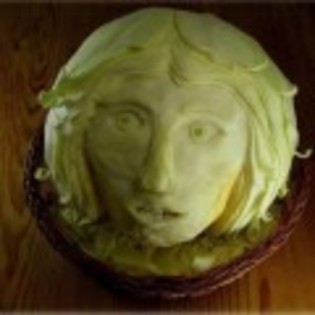 Sculpturi-in-fructe-si-legume-3-120x120; va intrebati de ce aceste fete se miRA SAU INTREABA
