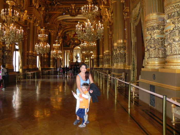 Opera nationala din Paris-foaier - eu si copiii