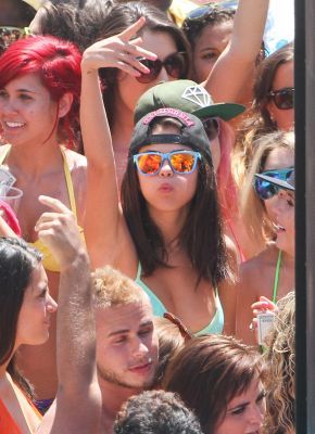 normal_PartyScene28March_22