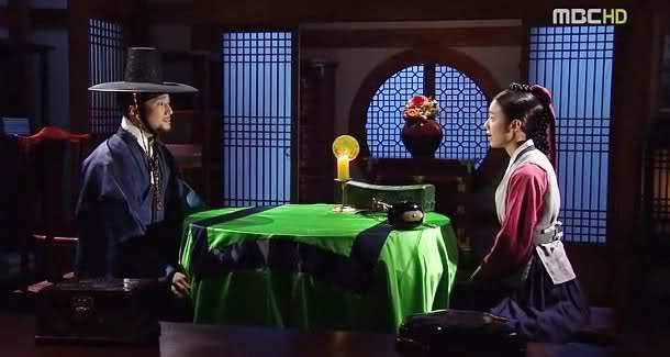 Si iata-ne acum, voiosi ca doi copii Cu chipurile blande si ochii stravezii. Iata-ne razand, de grij