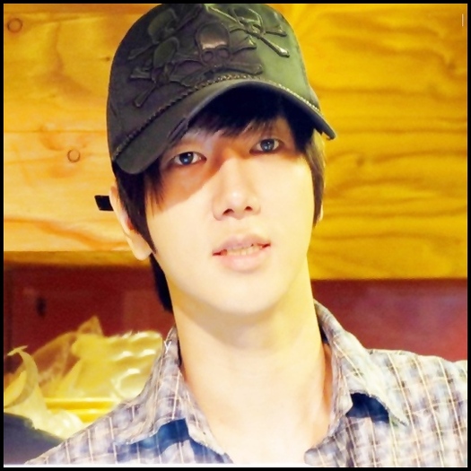 - :|..Si ce razi asa :|...ma rog :-j....Harry ha? :-w..[ for Hyu` ]