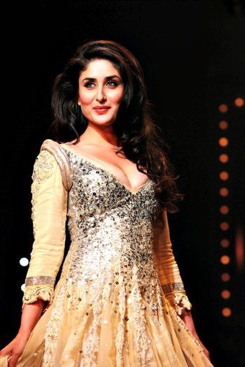 400555_280409282061020_1435713354_n - Kareena Kapoor 3