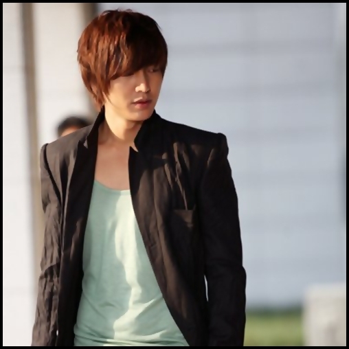 ~[intra`n casa]Hey..auziti..a fost razboi?ce e cu Hyuna de`l bate pe HyunSeung in masina?:-|