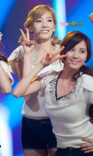 Taeyeon and Seohyun Peace :x . - SNSD - Peace
