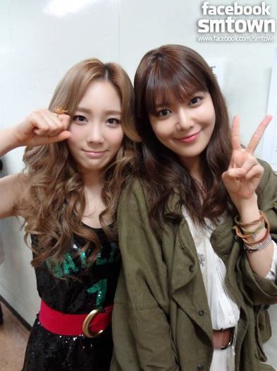 Taeyeon and Sooyoung Peace :x . - SNSD - Peace