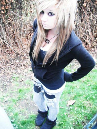 431313_142869392521780_1405845604_n - poze emo
