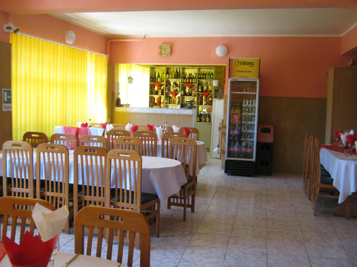 santem invitati la restaurant