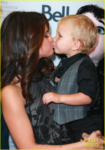 selena-gomez-hotel-transylvania-premiere-with-justin-biebers-siblings-04