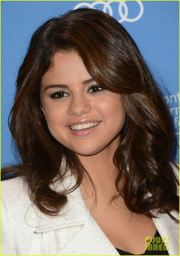 selena-gomez-hotel-transylvania-premiere-with-justin-biebers-siblings-10