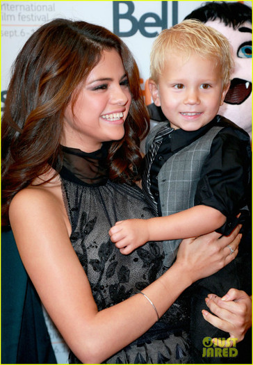 selena-gomez-hotel-transylvania-premiere-with-justin-biebers-siblings-39