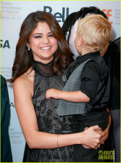 selena-gomez-hotel-transylvania-premiere-with-justin-biebers-siblings-40