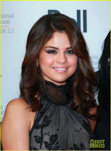 selena-gomez-hotel-transylvania-premiere-with-justin-biebers-siblings-42