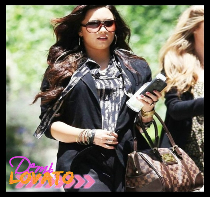 [intra in casa, isi aruncase geanta pe jos si se pune pe canapea]