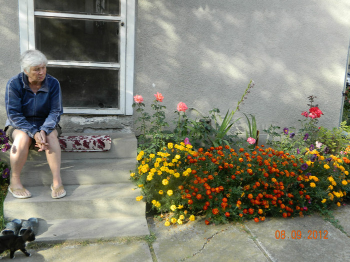 Mama mea acasa in curte - 2012 flori