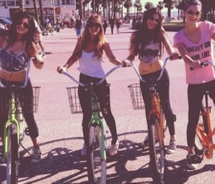 bicycle-friends-fun-girl-494243