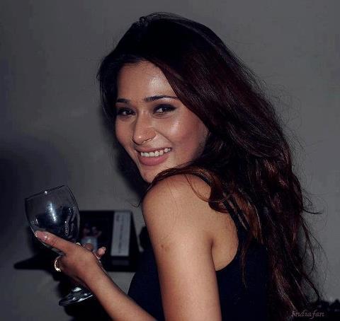 392157_237058209750870_1001629486_n - sara khan18