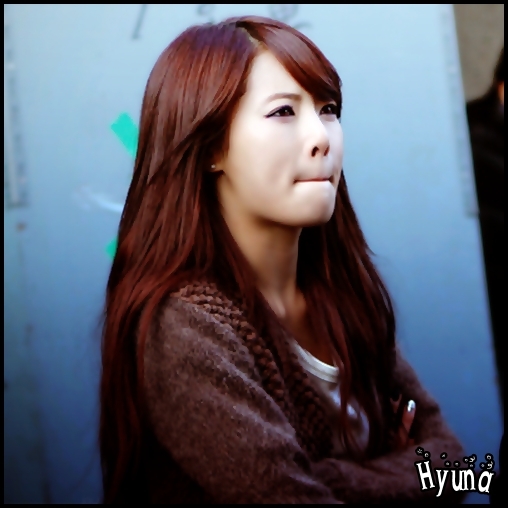 ^.^ [coboara tinandu.se de balustrada] HYUNSEUNG!!?Ti.am dat eu voie sa.mi iei cheile???:-w