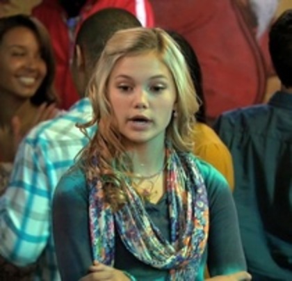 79858994_OTZYZKZ3 - Olivia Holt