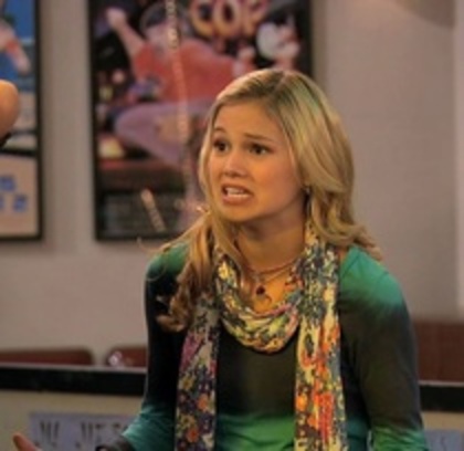 79858997_JHYWJXJ3 - Olivia Holt