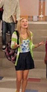 79859011_HIDDHXN - Olivia Holt