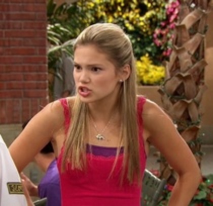 79859043_GBNBDVO - Olivia Holt