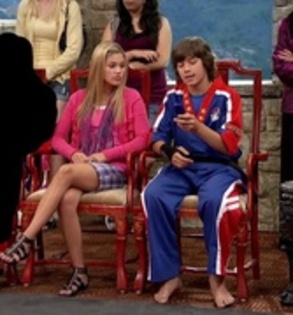 79859074_QPURALX - Olivia Holt