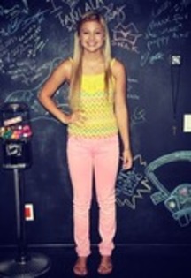 80701515_FQPPNSB - Olivia Holt