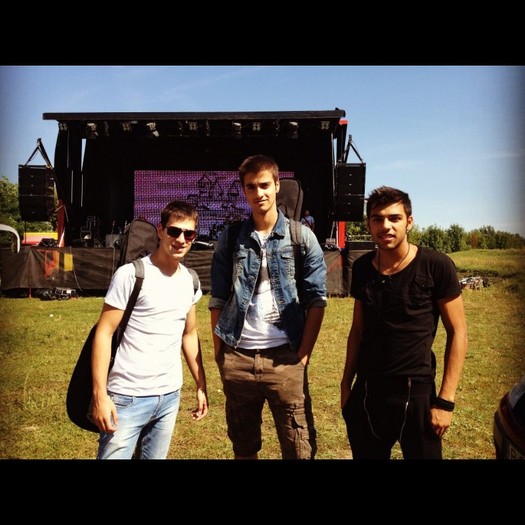 543715_327399594023566_883449258_n