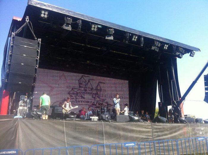 549545_271861826262440_1878996555_n