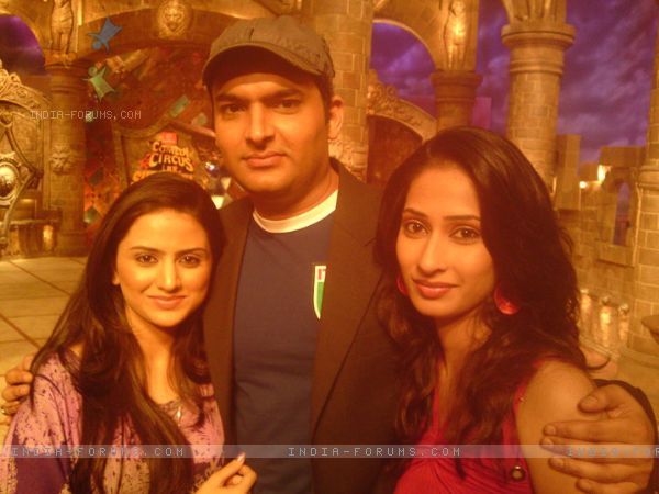 165214-parvati-sehgal-and-priya-marathe-with-kapil-on-comedy-circus